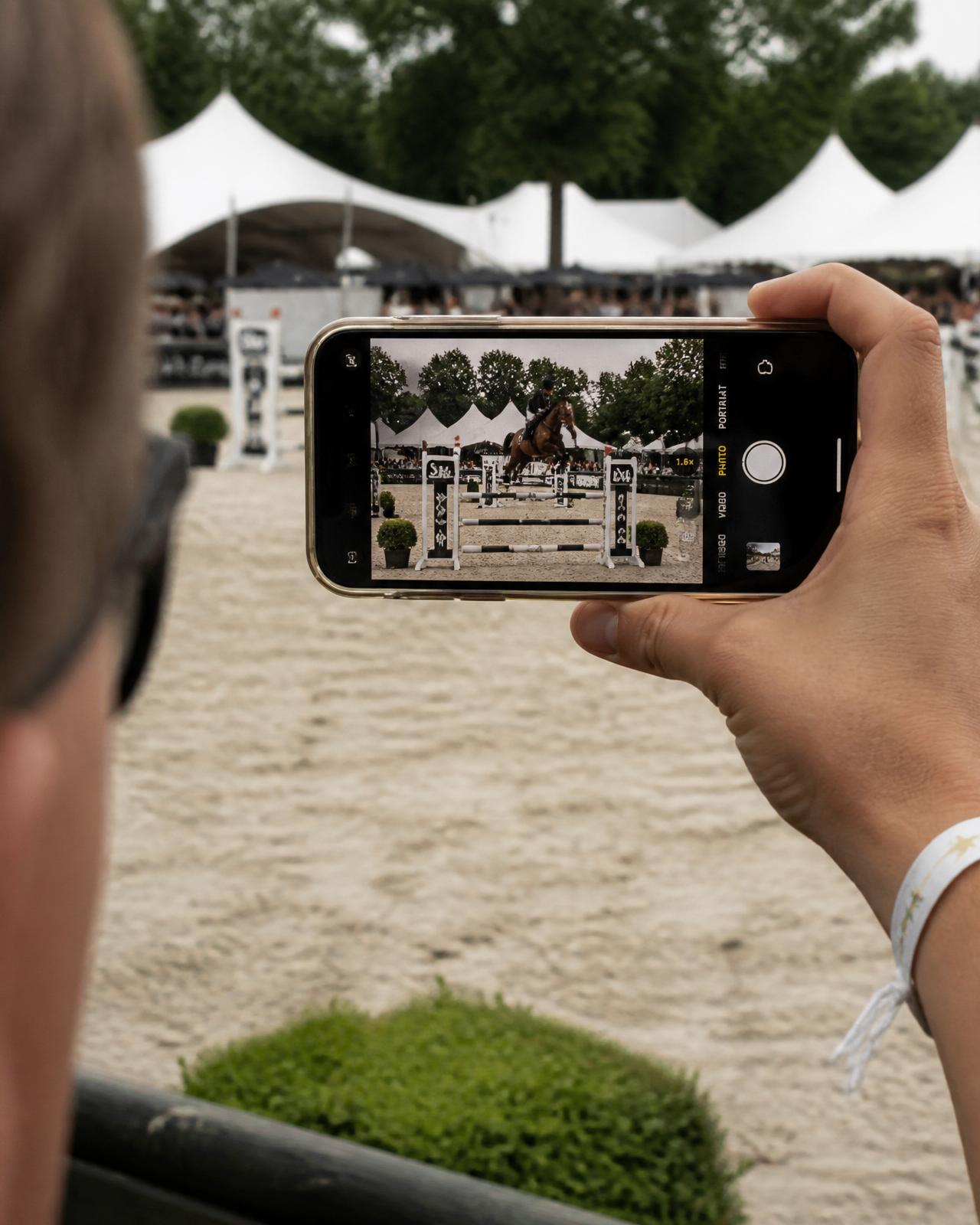 Cavalière filmant sa séance depuis son smartphone